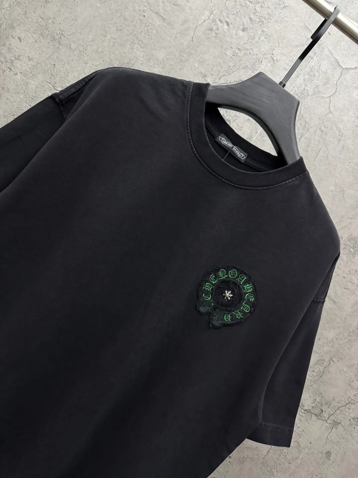 P240 top version, real shot without P, ​​different from market currency) 𝗖𝗵𝗿𝗼𝗺𝗲 𝗛𝗲𝗮𝗿𝘁𝘀/Croxin 2026 spring new original single counter American washed patch embroidered couple short sleeves 👑The highest version! Customized fabric 320 grams, washed and fried. Best-selling model at the counter. Very comfortable to wear. Accessories: Original molded and authenticated collar label➕100% silk wash label. Genuine purchase-grade original hangtag➕matching hanging rope➕3D hanging beads➕original packaging bag. Craftsmanship: The original version has consistent wiring! The highest version of the armhole matching technique! Color: Gray Black Size: S M L XL Style No.: 6602